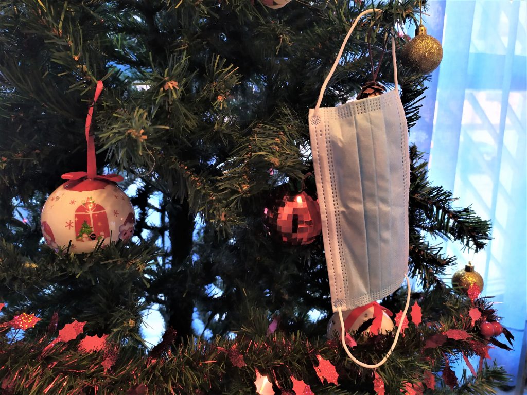 Mascarilla, como adorno en el árbol de navidad